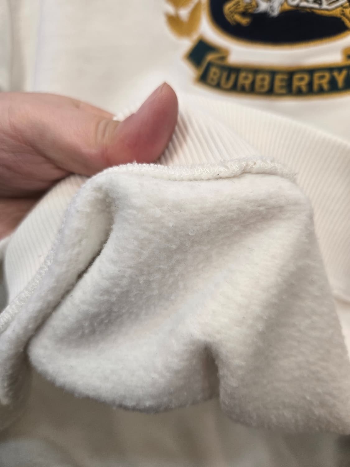 버버리(Burberry)의 클래식 올드로고 자수 스웨트 셔츠 상품이미지4
