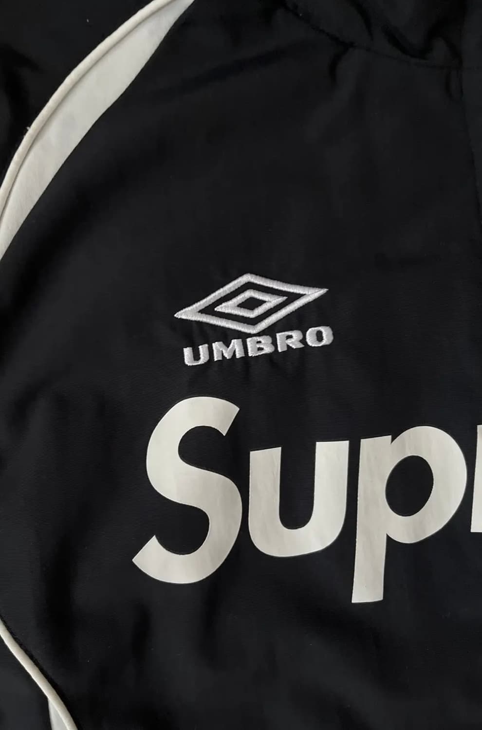 슈프림 x 엄브로 트랙 자켓 블랙 - 22SS 상품이미지4