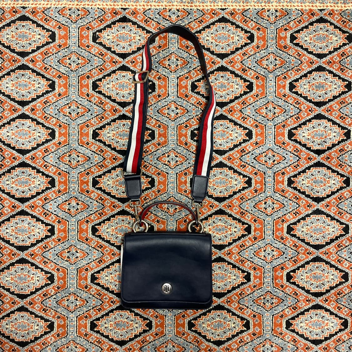 타미힐피거 네이비 미니 크로스백  상품이미지1