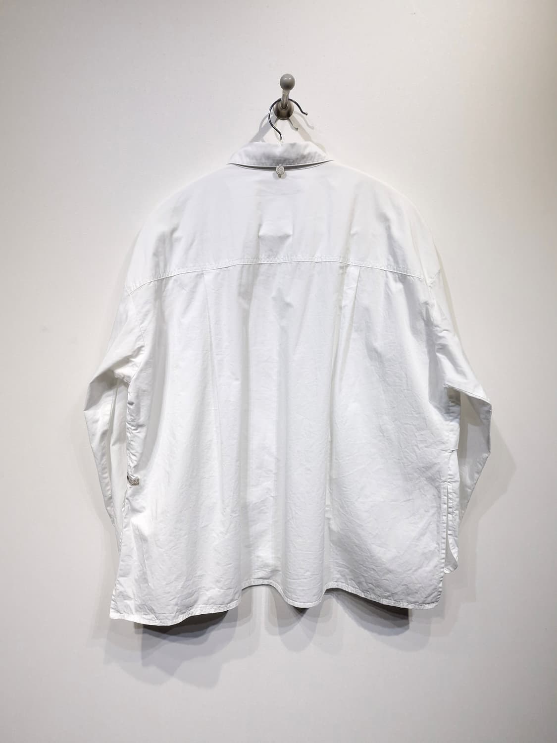 썰스데이아일랜드 전면 자수 포인트 화이트 셔츠 상품이미지2