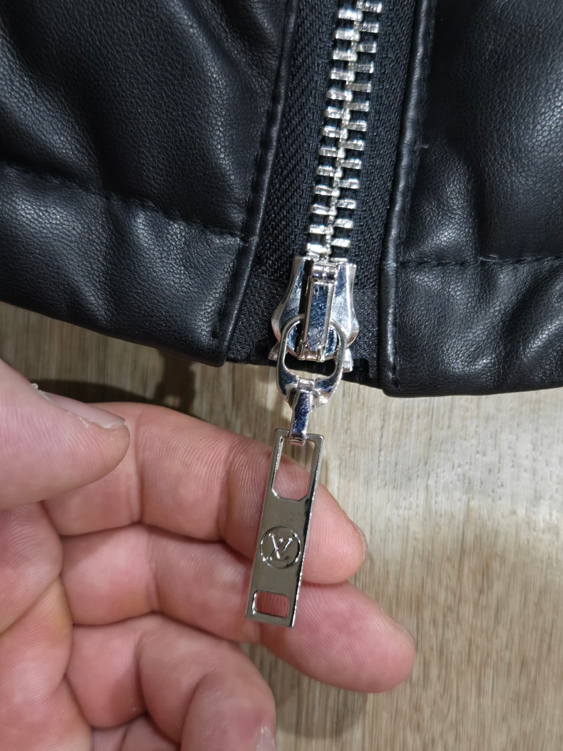 루이비통 모노그램 가죽패딩 한정판105사이즈 상품이미지9