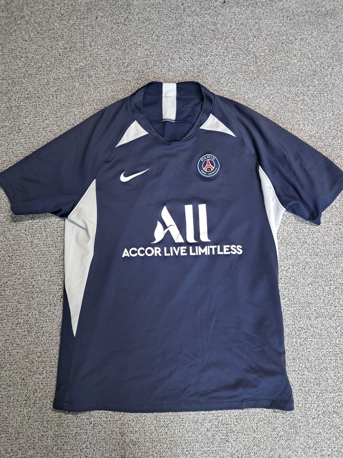 나이키 파리 생제르맹 시즌 프리매치 트레이닝 셔츠.  상품이미지1