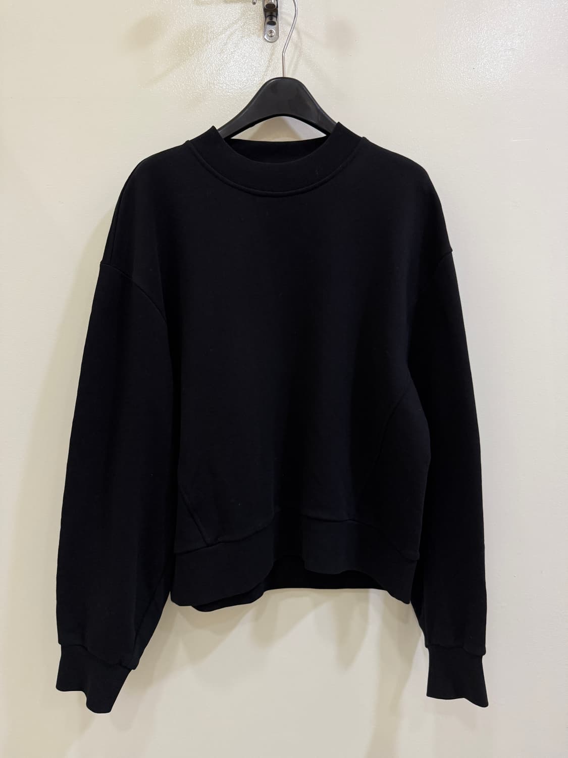 앤아더스토리즈 블랙 맨투맨 정품 상품이미지1