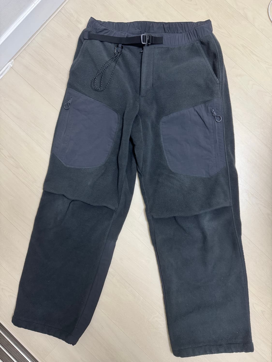 무신사 스탠다드 시티 레저 폴라 플리스 벨티드 팬츠 그레이 상품이미지2