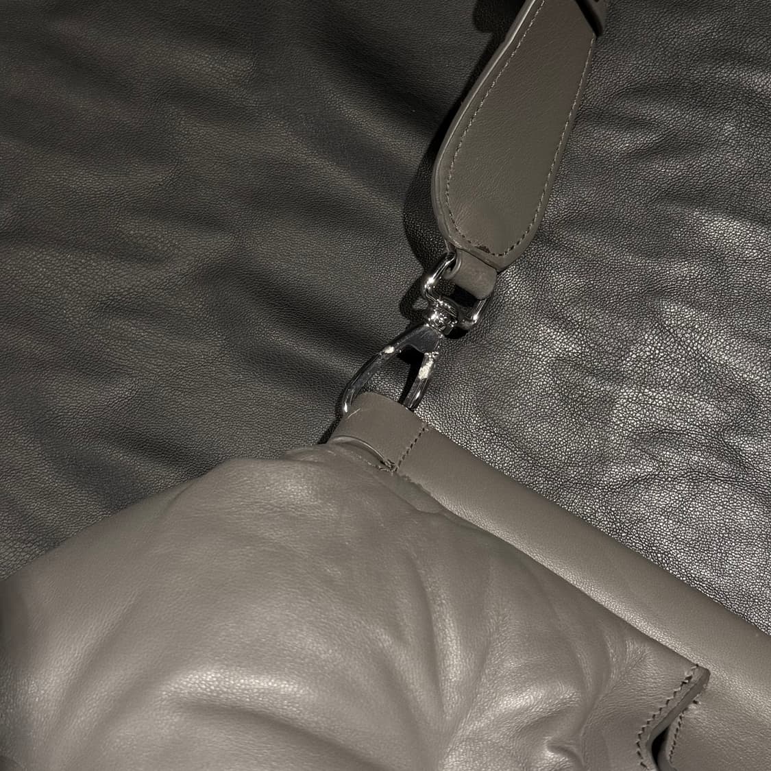 메종 마르지엘라 글램 슬램 미디움 레더 숄더백 그레이 상품이미지9