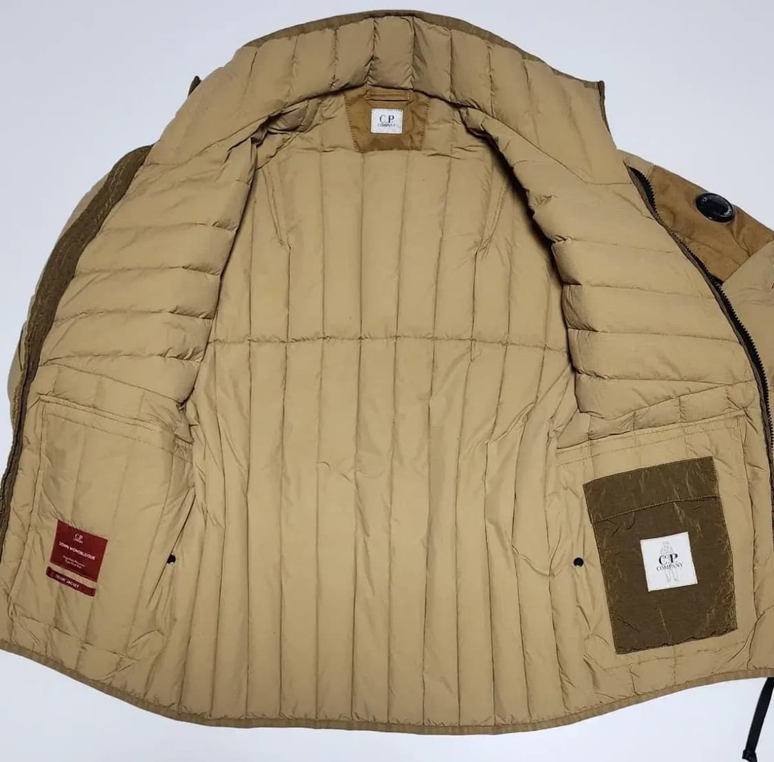 CP컴퍼니 렌즈 와펜 모노블로크 다운 자켓 판매합니다 상품이미지6