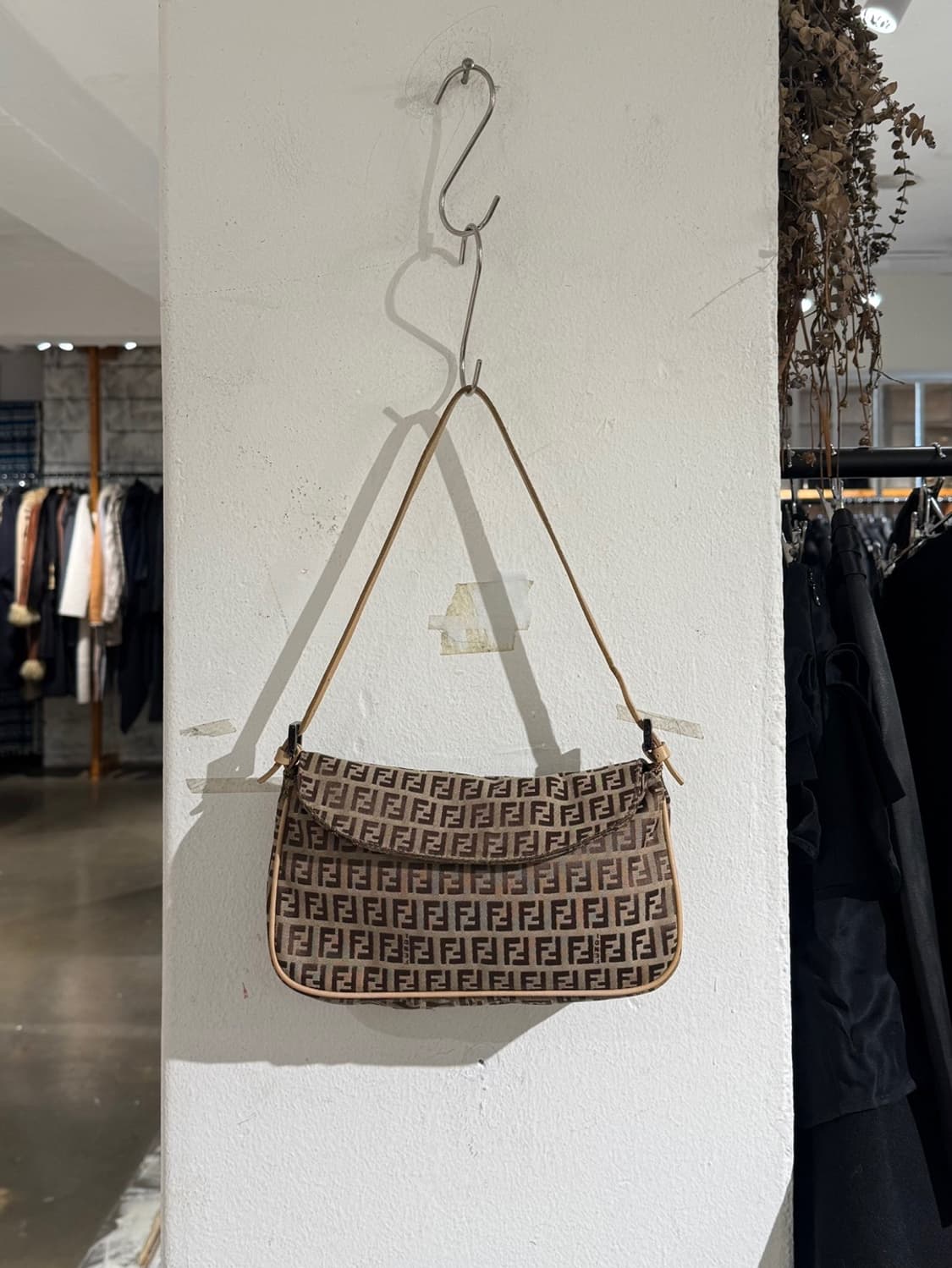 펜디 베이지 주키노 플랩 포쉐트 숄더백 상품이미지3