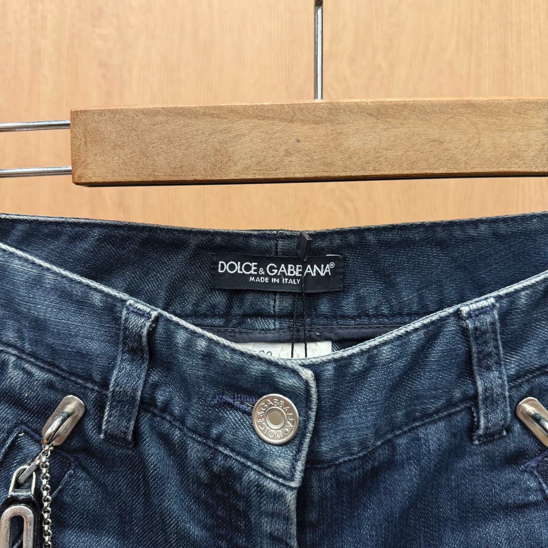 돌체앤가바나 워싱 데님 팬츠 슬림핏 지퍼 포켓 사이드 체인 디테일 흑청 상품이미지7