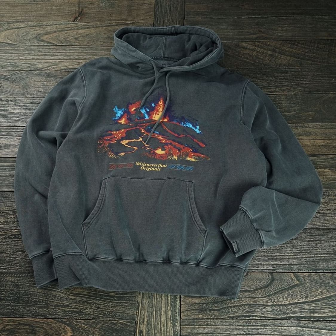 [디스이즈네버댓] 빈티지 그래픽 프린팅 오버핏 후드티 챠콜 M18800 상품이미지1