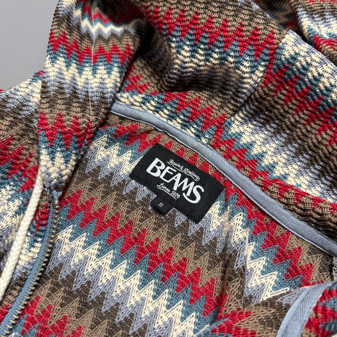 빔즈(BEAMS) 믹스컬러 셰브론 패턴 메쉬 2way 후드 집업 자켓 상품이미지3