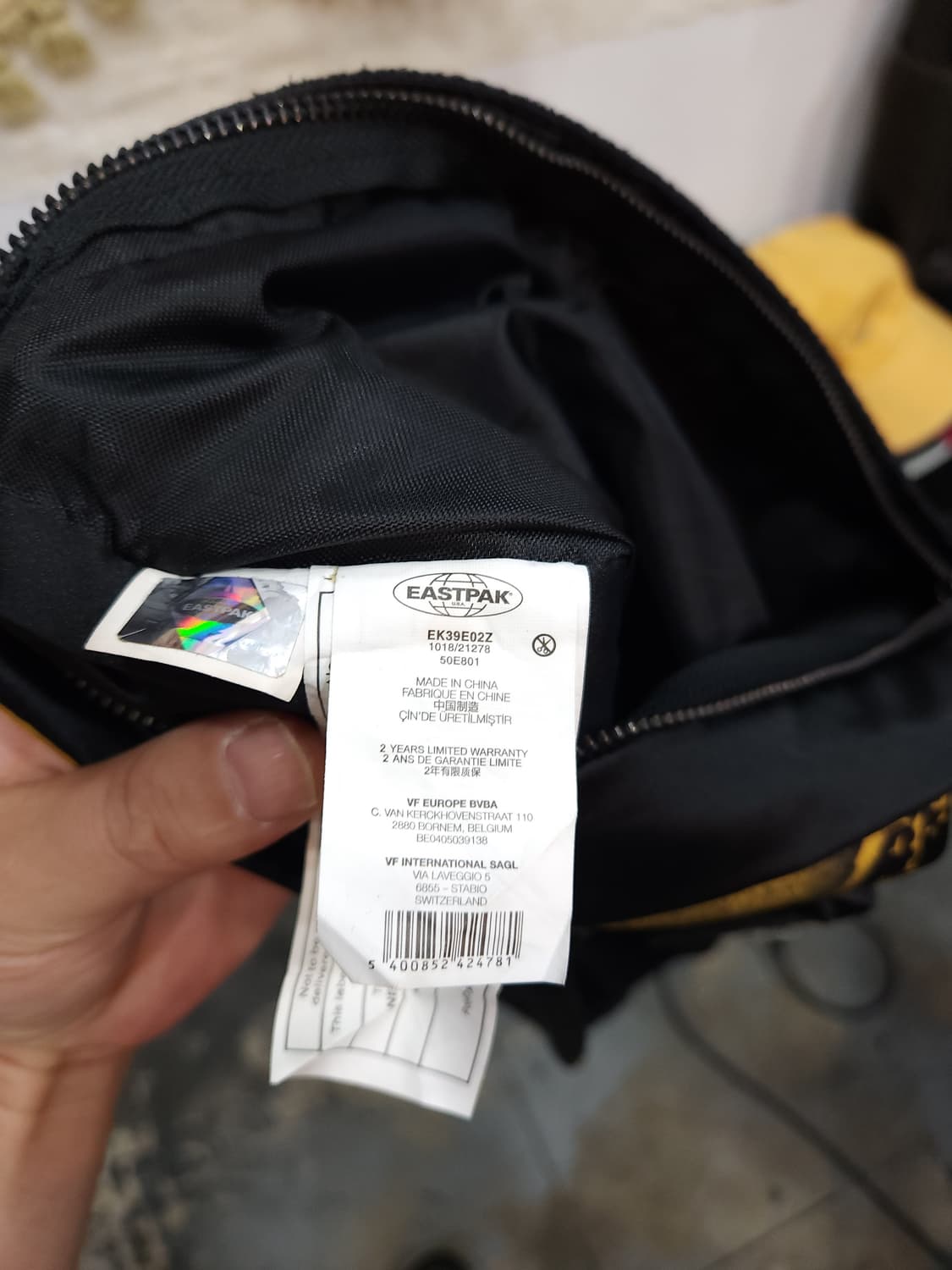 이스트팩 x 라프시몬스 포스터 크로스 바디 숄더백
​ 상품이미지8