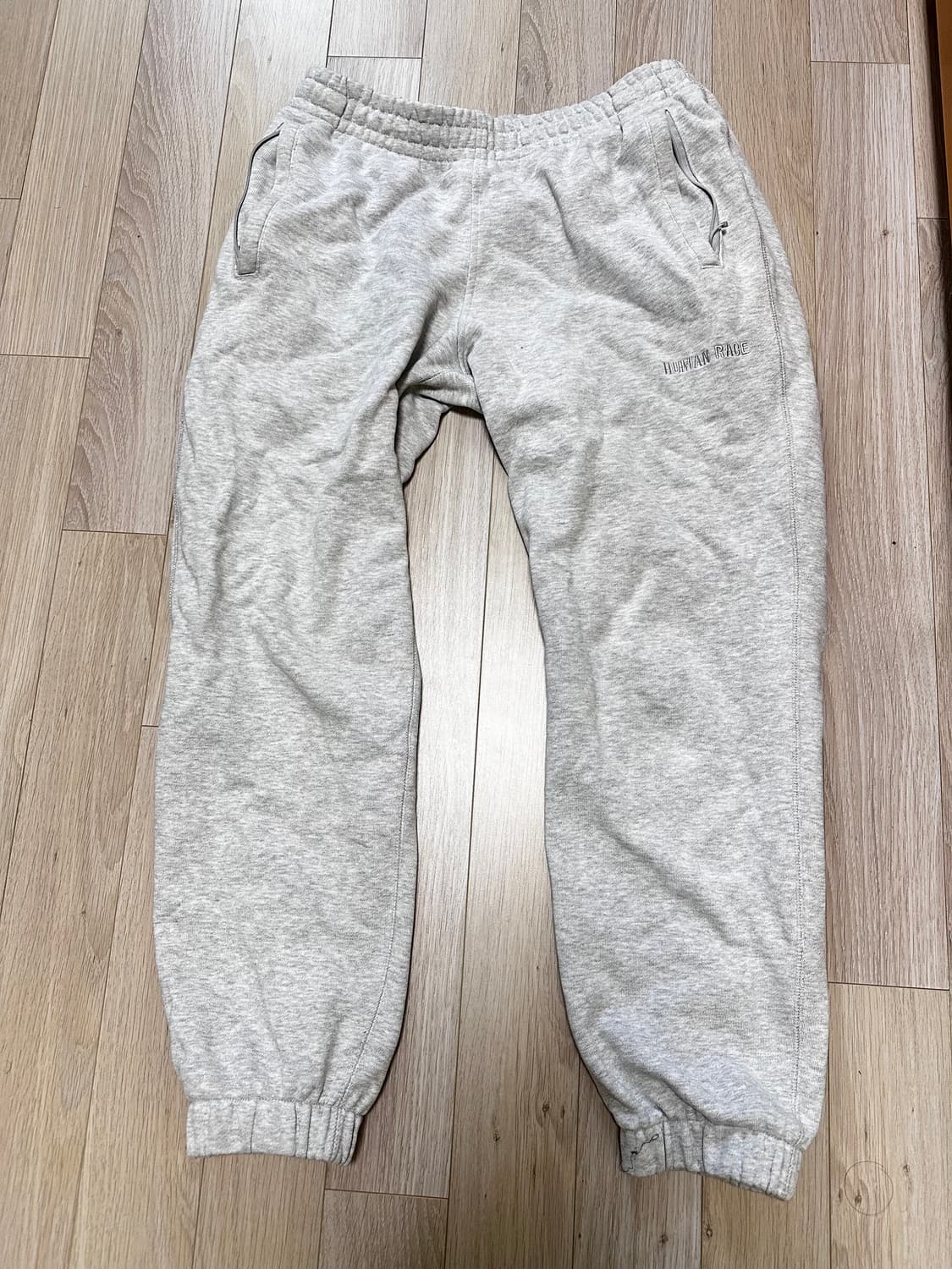 퍼렐 윌리엄스 x 아디다스 베이식 팬츠 그레이 상품이미지1