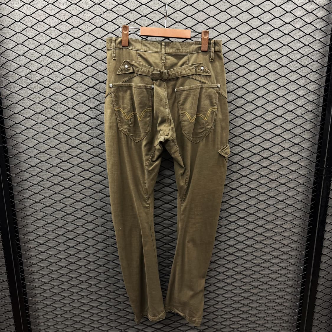 에드윈 커브드 밀리터리 카고팬츠 멀티포켓 D링 익스클루시브 패치 디테일 상품이미지3