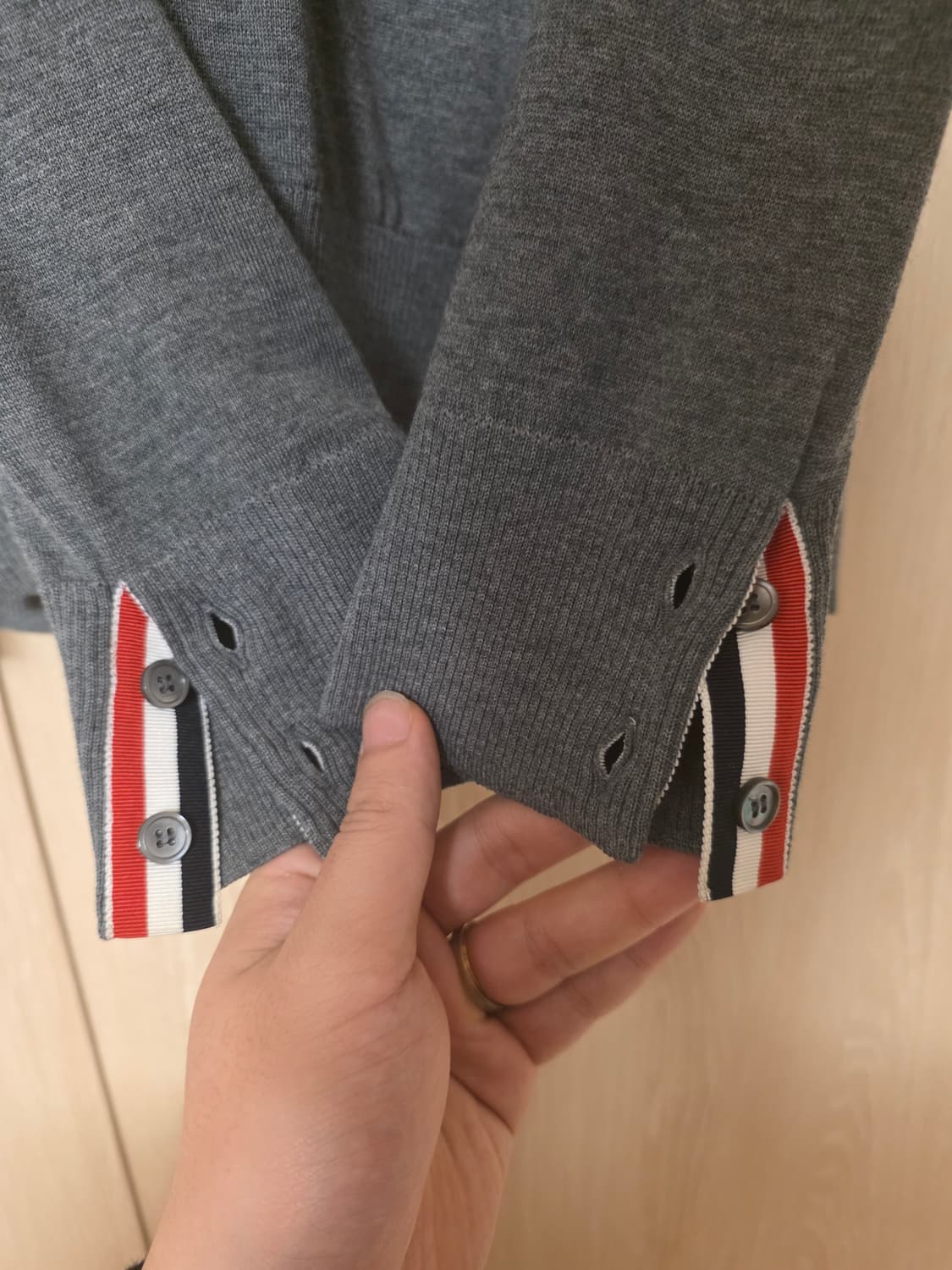 톰브라운 사선완장 메리노울 니트 4사이즈 그레이 상품이미지4