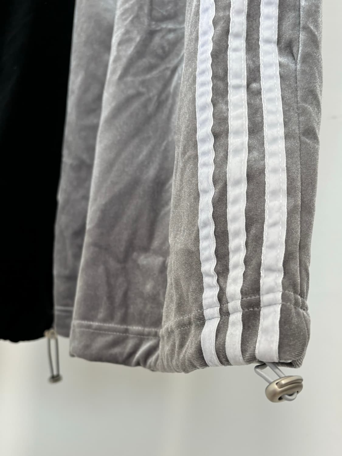 플레이보이 레터링 벨벳 사이드라인 밴딩 조거팬츠 상품이미지4