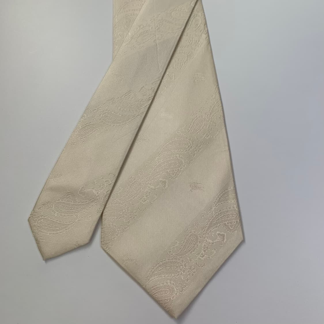 버버리(BURBERRY) 화이트 페이즐리 명품 결혼식넥타이 A+등급 상품이미지4