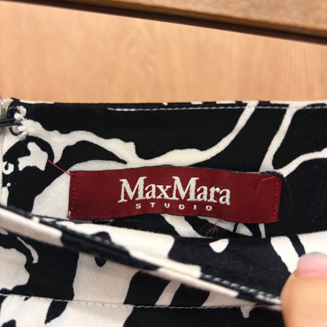 막스마라 미디 스커트 볼드 플로럴 아트워크 프린팅 디테일 H라인 아이보리 상품이미지6