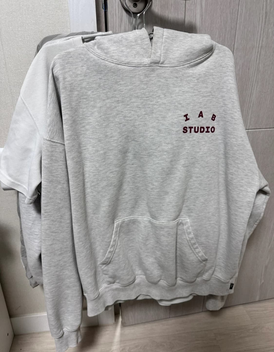 아이앱스튜디오 버건디 후드티 L판매합니다. 상품이미지1