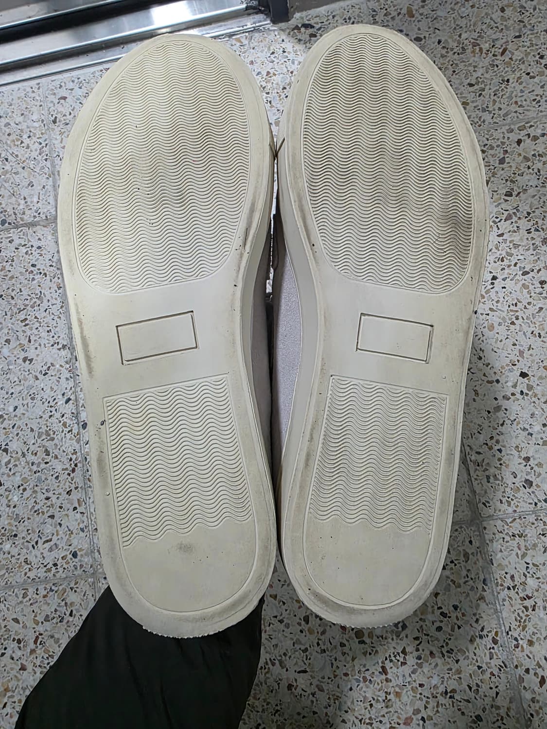 아워레가시 290사이즈 eu44 클래식 투 스트랩 스니커즈팝니다 상품이미지4