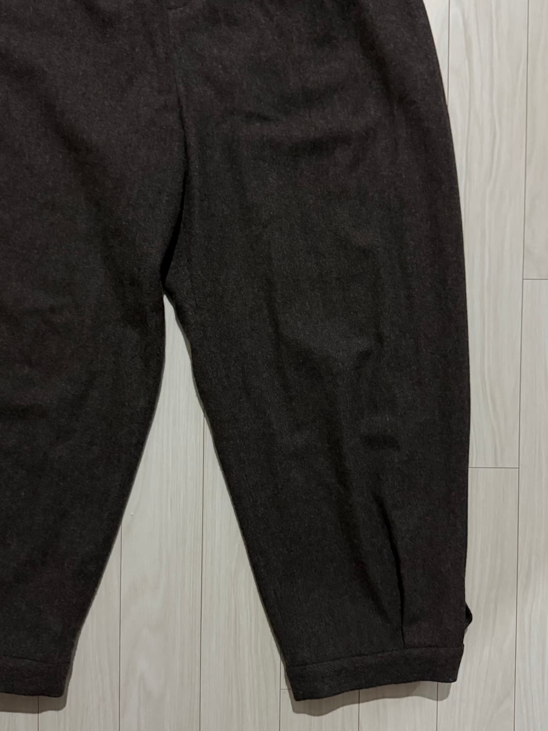 25FW 아모멘토 울 셔링 팬츠 다크브라운 XL 상품이미지4