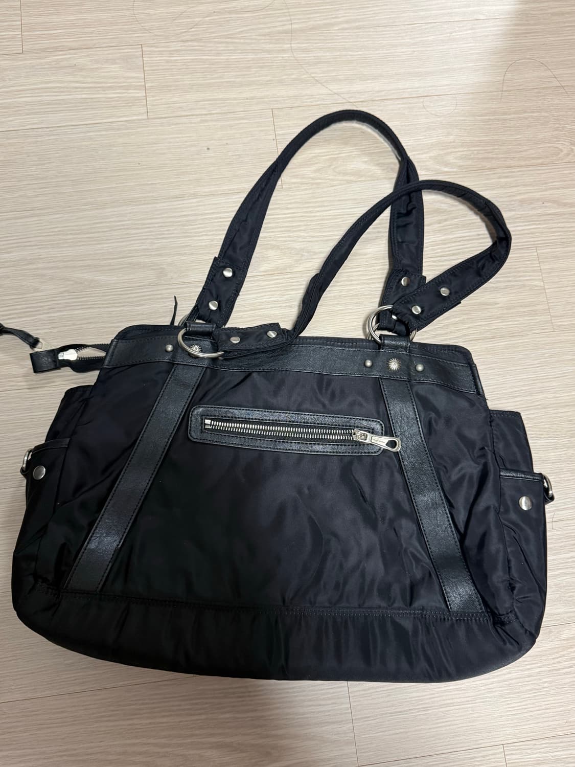 이우가마카라스 스터드 나일론 숄더백 블랙 상품이미지5