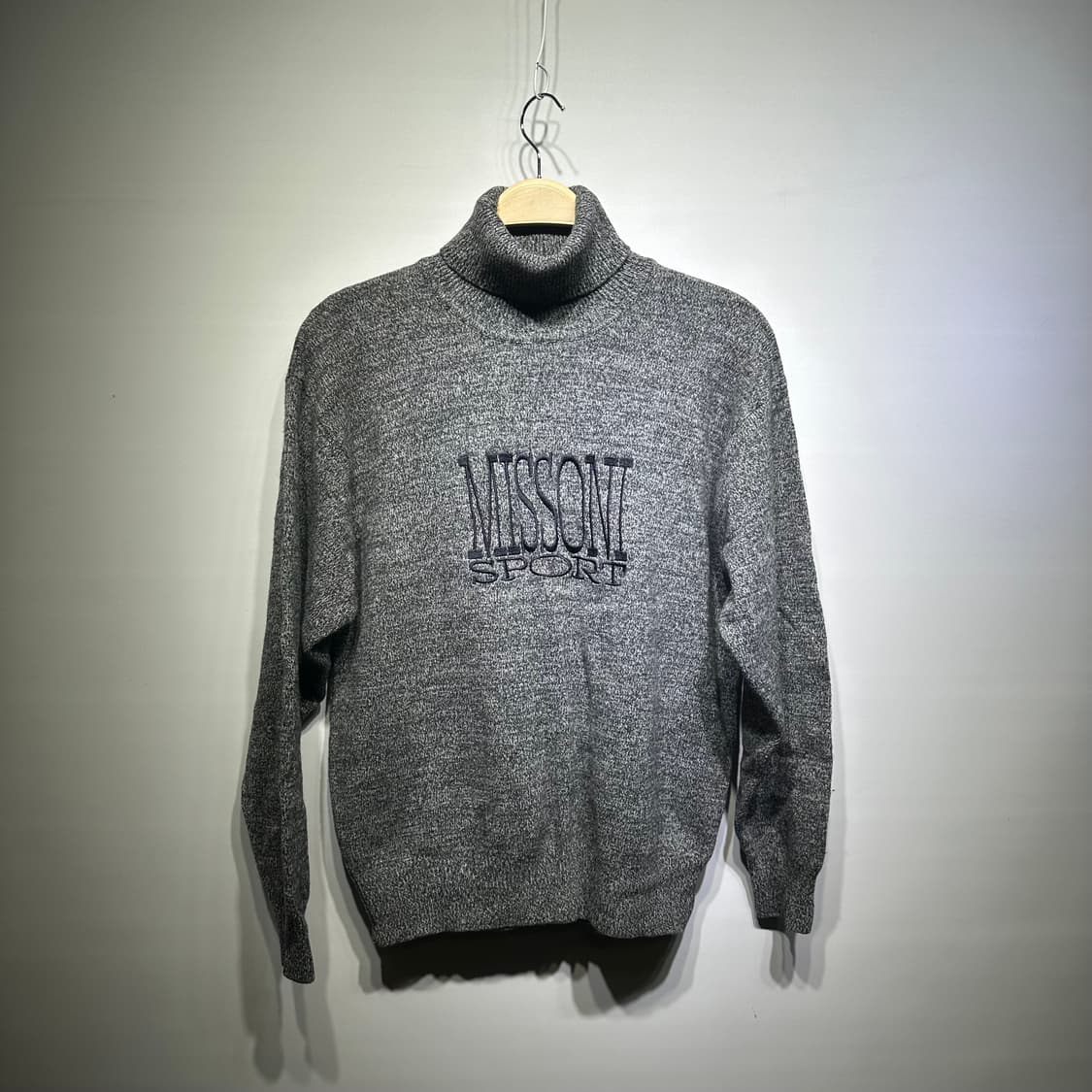 미쏘니 스포츠 니트 목폴라 판매합니다 상품이미지1