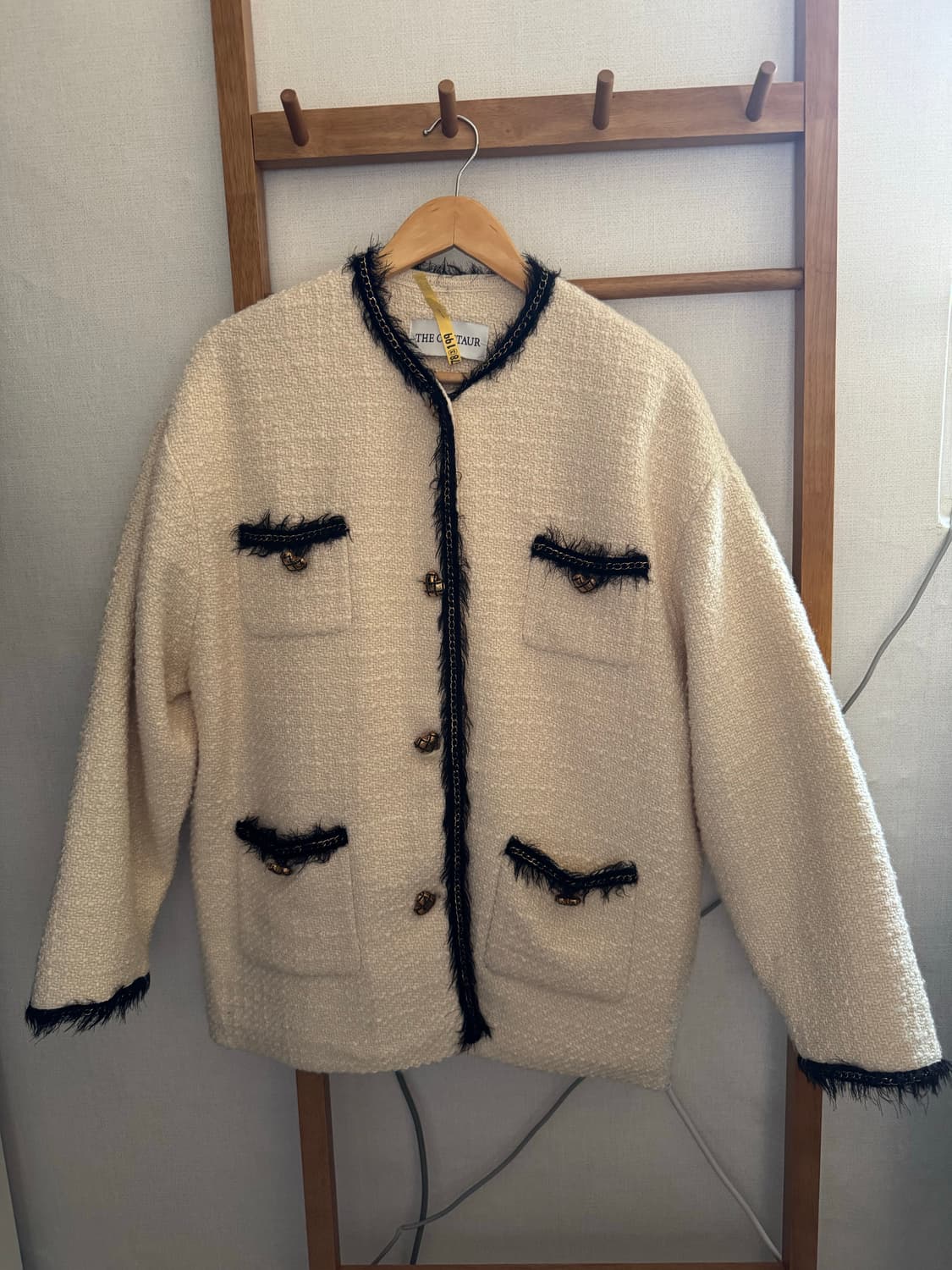 더센토르 오버사이즈 트위드 퀄팅 자켓 하트 금장 단추 아이보리 상품이미지2