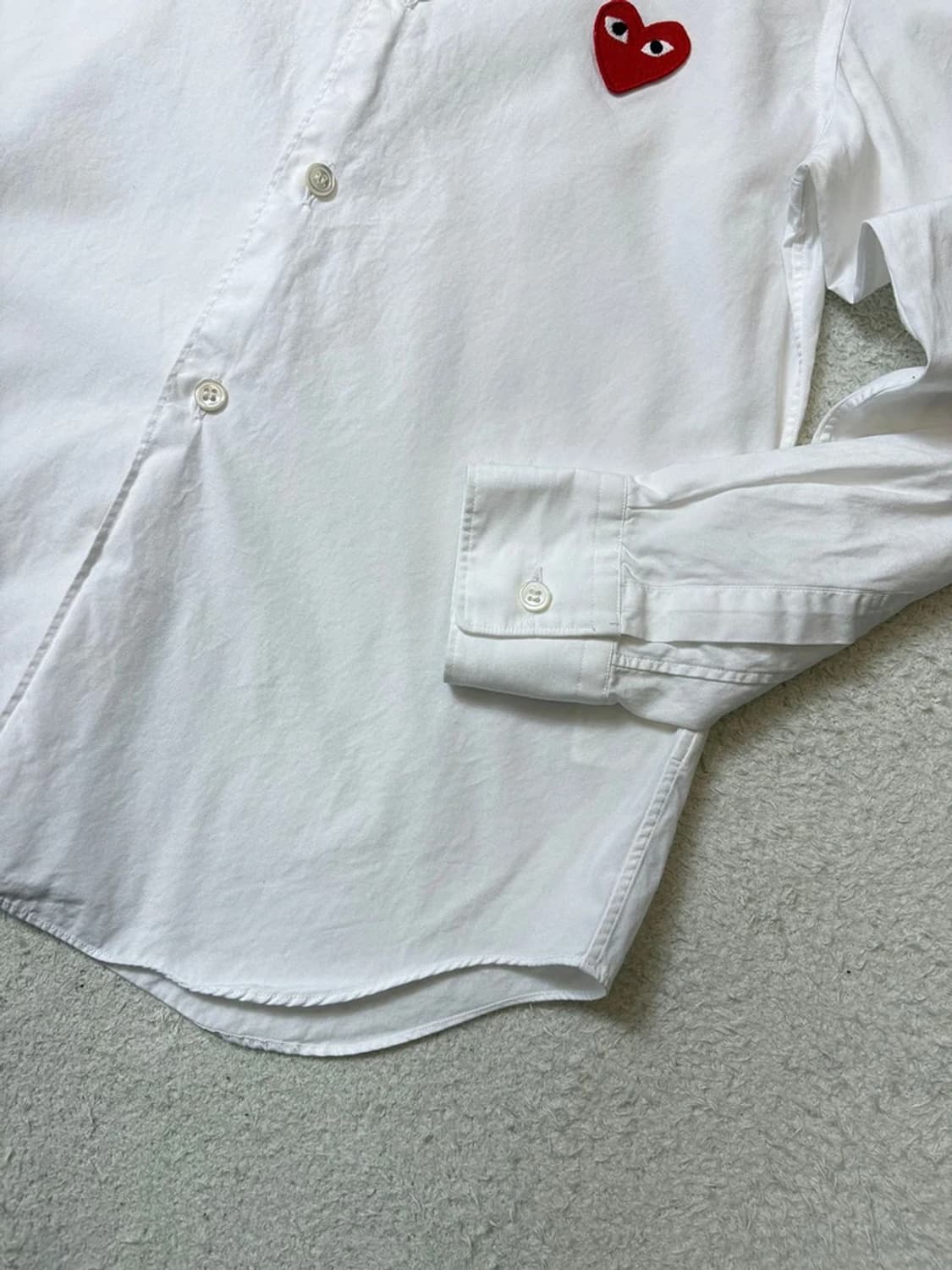 꼼데가르송 시그니처 하트 로고 솔리드 셔츠 PN6497 상품이미지5