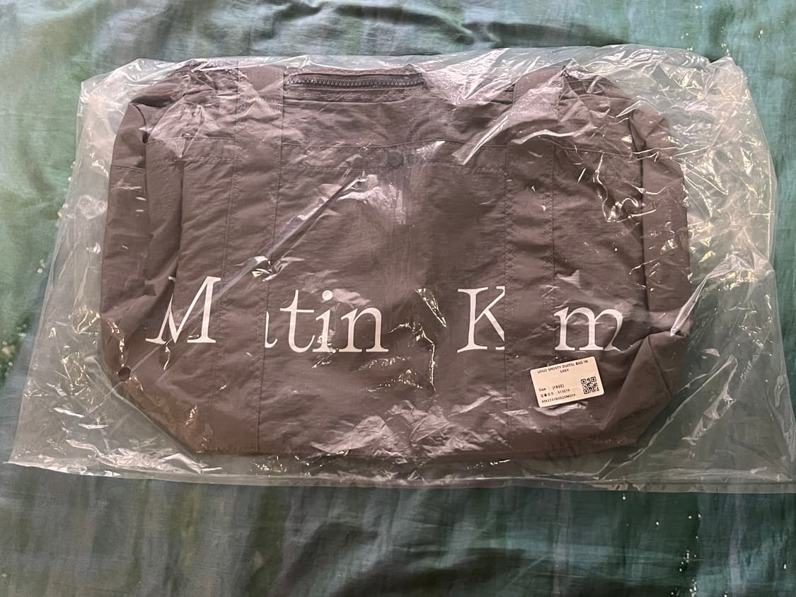 마뗑킴 로고 스포티 더플백 그레이 (새상품) 상품이미지2