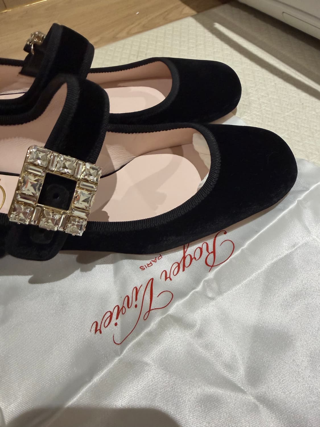 로저비비에 벨벳 메리제인 플랫 상품이미지1