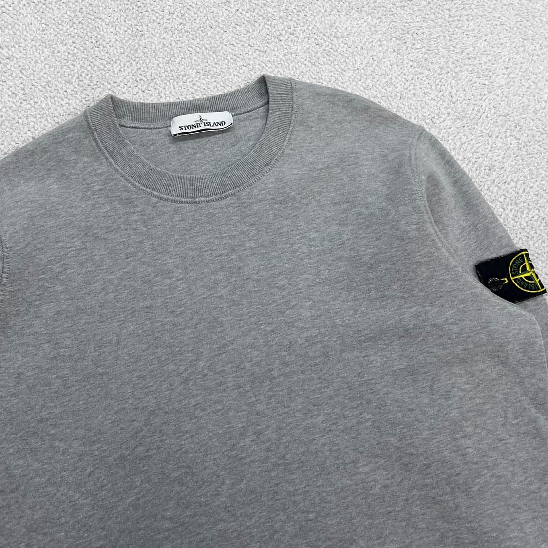 스톤아일랜드 와펜 패치 크루넥 맨투맨 그레이 상품이미지2
