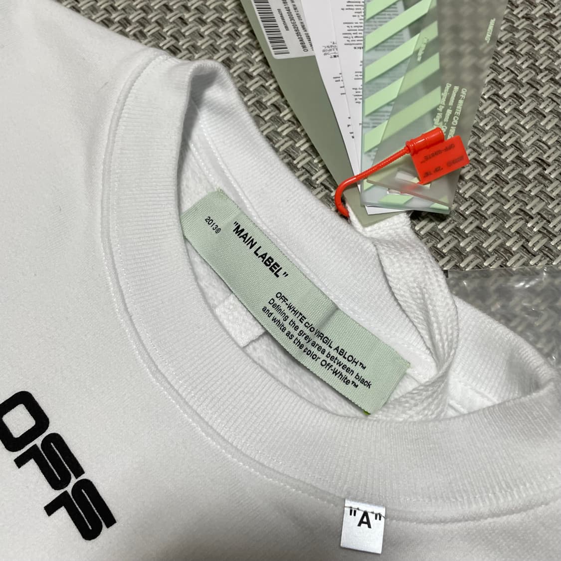 오프화이트 카라바지오 맨투맨 새제품 상품이미지3