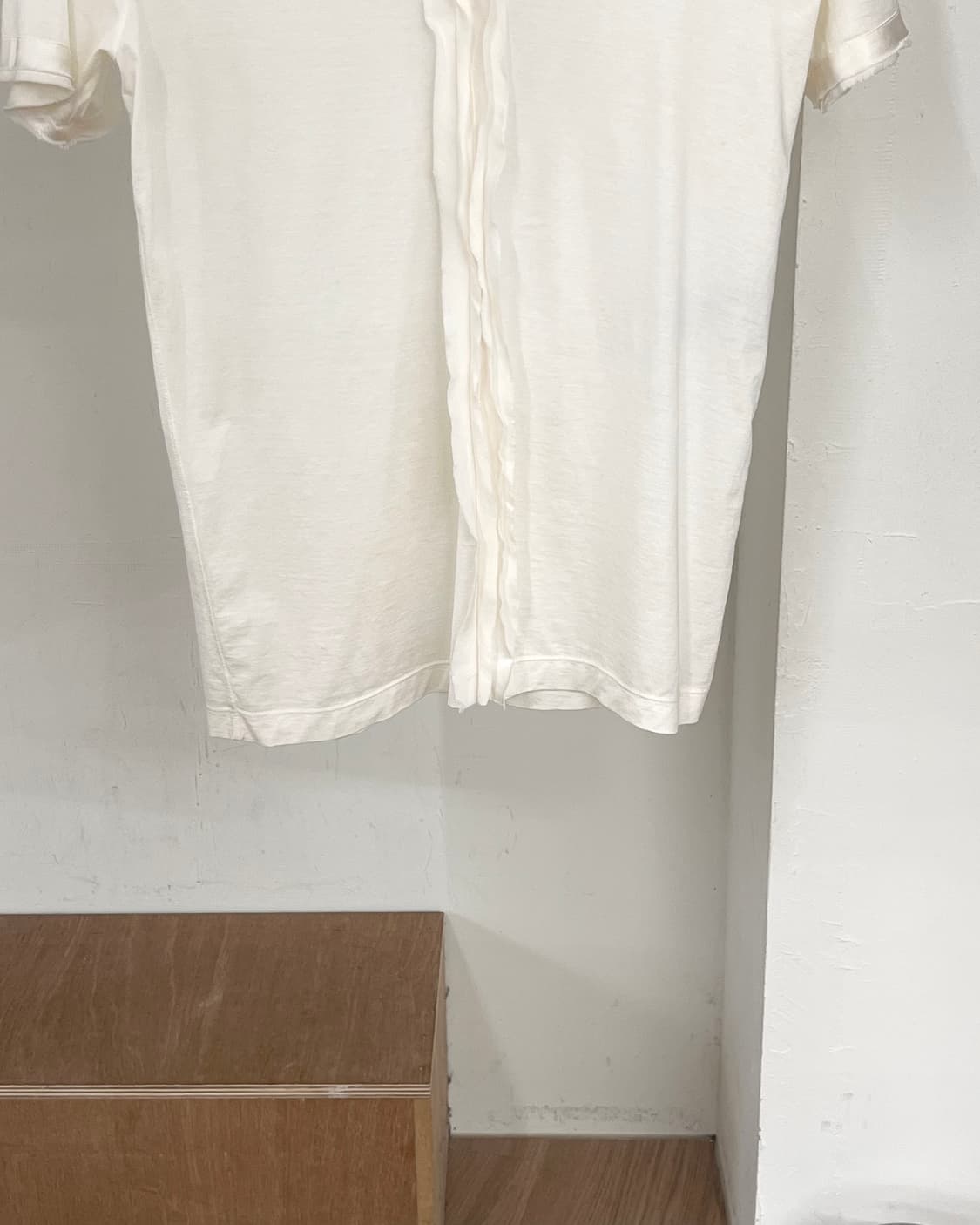 발렌시아가 화이트 러프 엣지 브이넥 하프티 상품이미지5