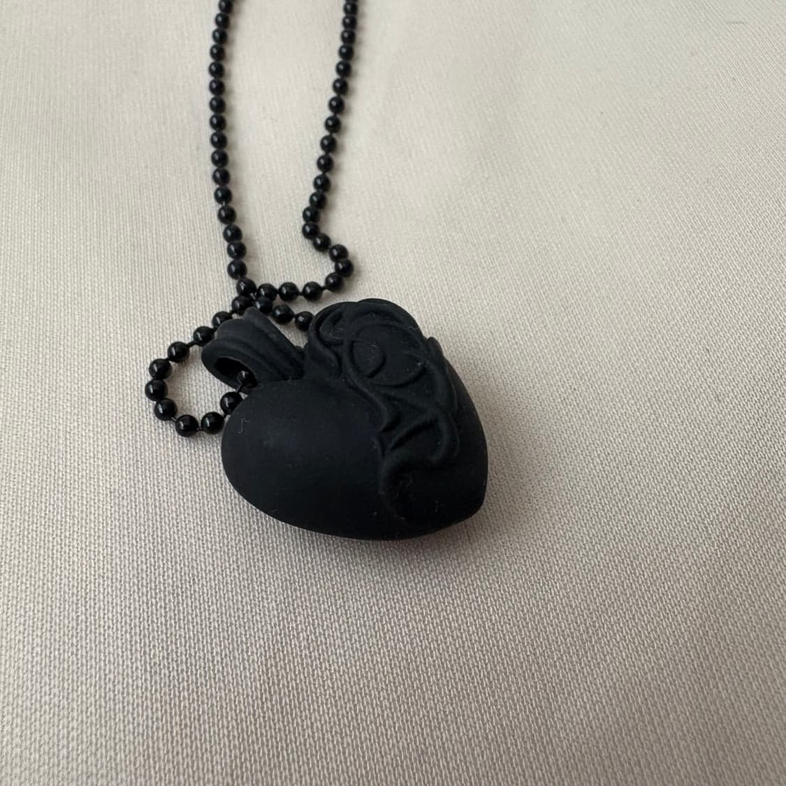 크롬하츠 블랙 하트 실리콘 목걸이 상품이미지3