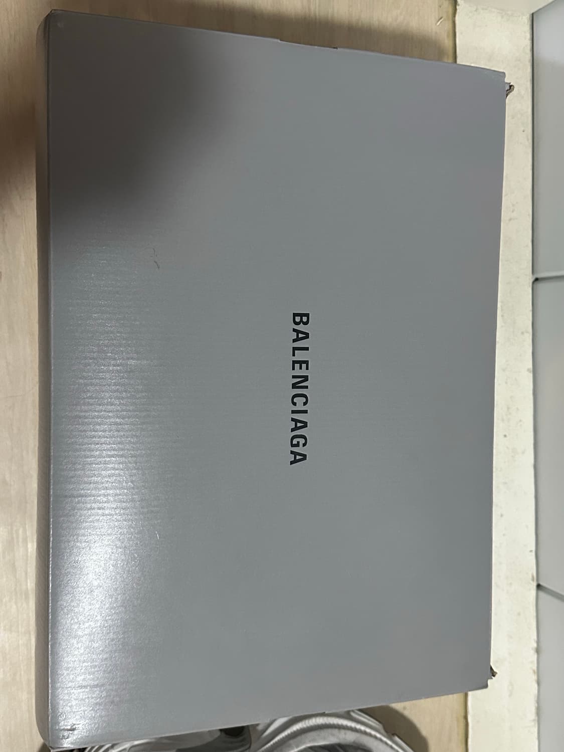 43 발렌시아가 10xl 화이트 팝니다 상품이미지8