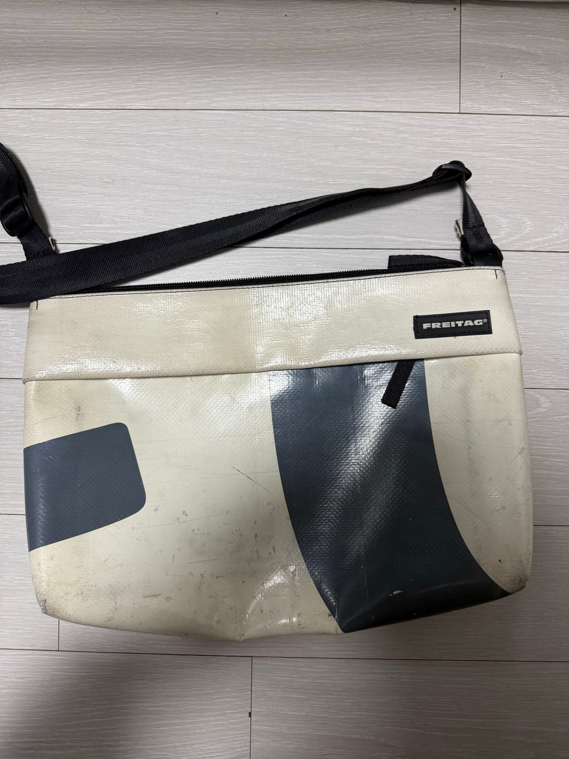 프라이탁 루 흰 회 상품이미지1