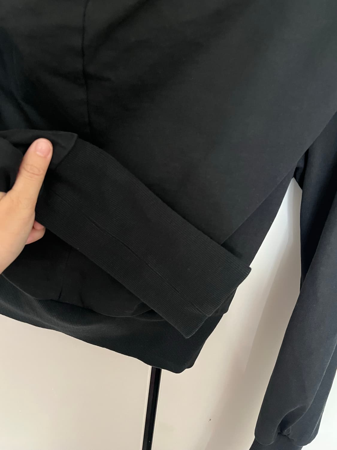 메종마레 카울 넥 코튼 탑 블랙 34 상품이미지4