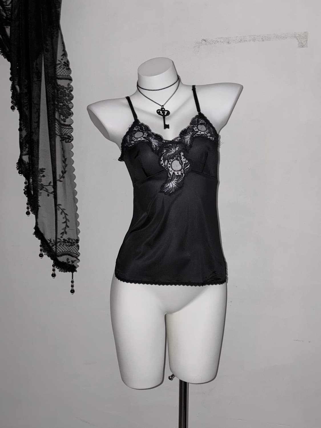 연말룩 추천) 딱붙 블랙 브이넥 탑 고스 고딕 블랙페미닌  상품이미지6