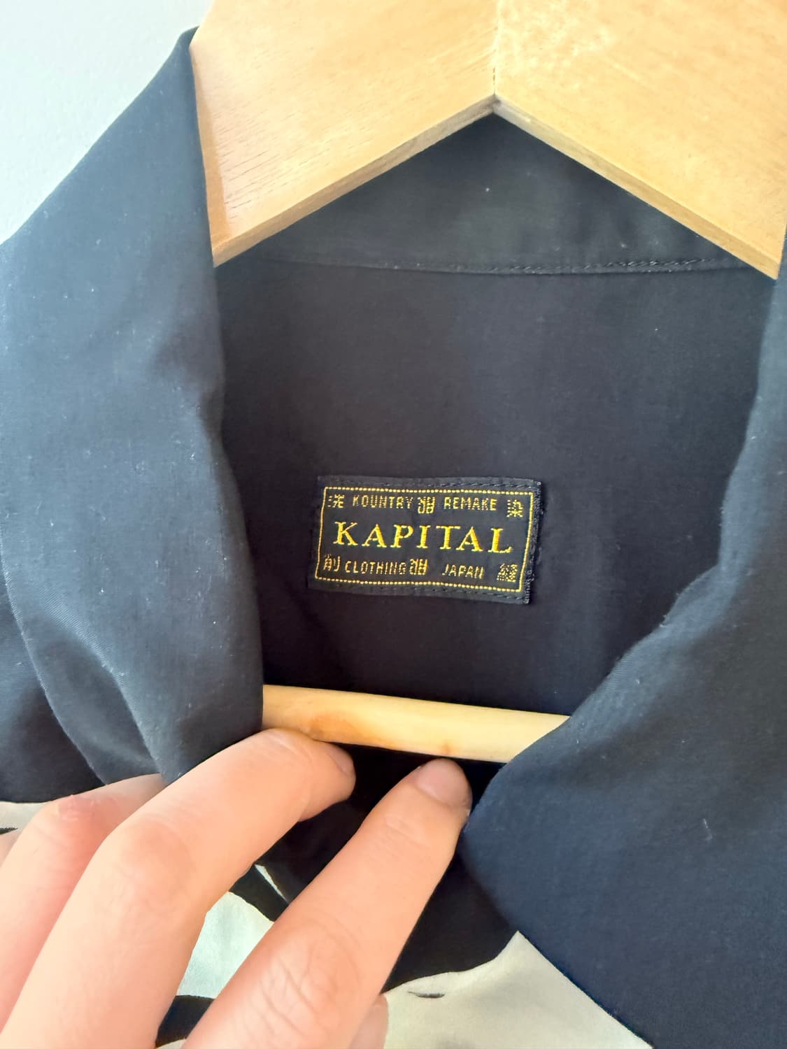  캐피탈(Kapital) 브랜드의 실크 레이온 본 알로하 셔츠 블랙 상품이미지3