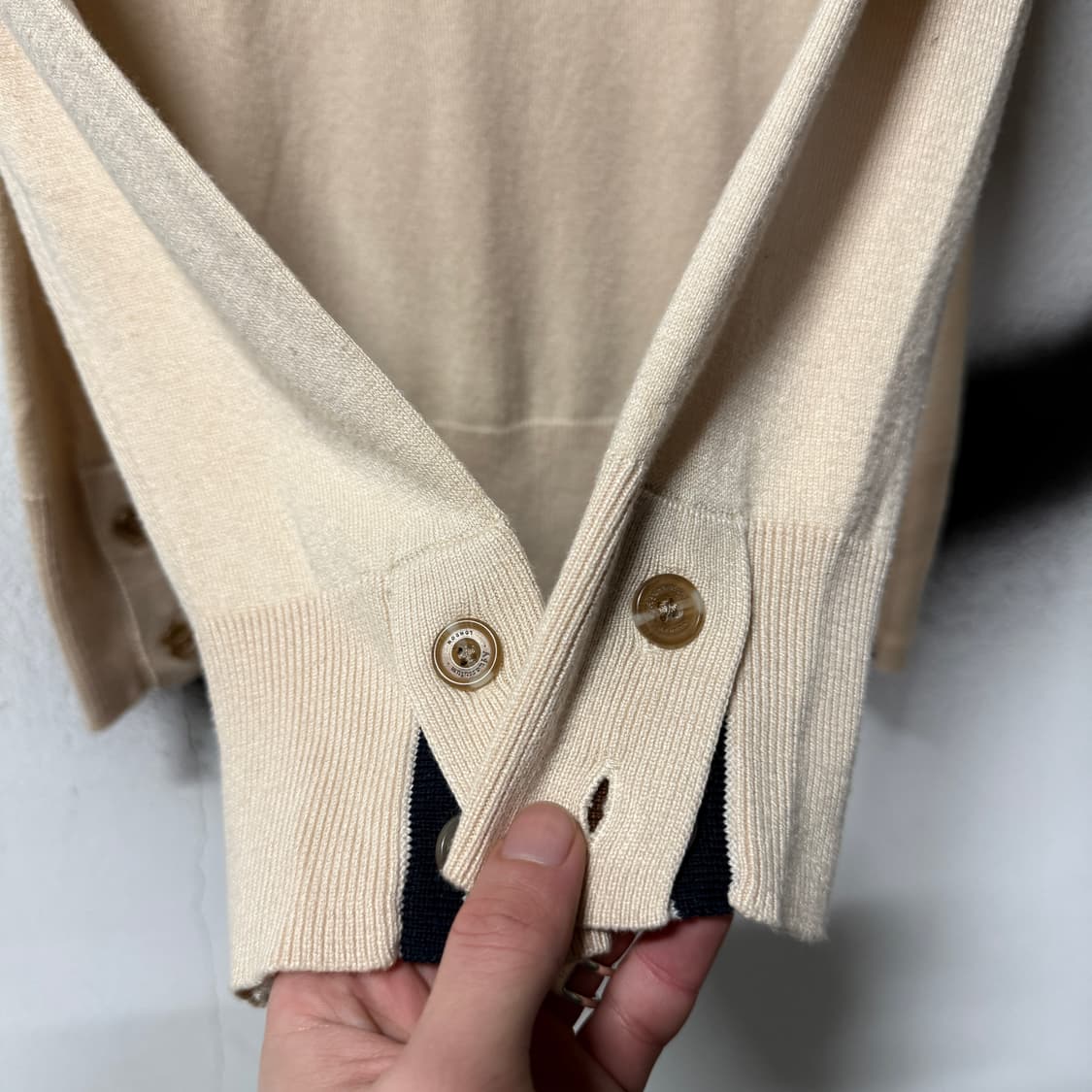 아쿠아스큐텀 스냅 디테일 아이보리 니트 상품이미지4