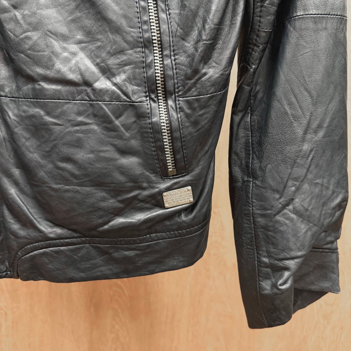 디젤 양가죽 레더 자켓 로고 금속 라벨 소매 지퍼 디테일 레귤러핏 블랙 상품이미지6