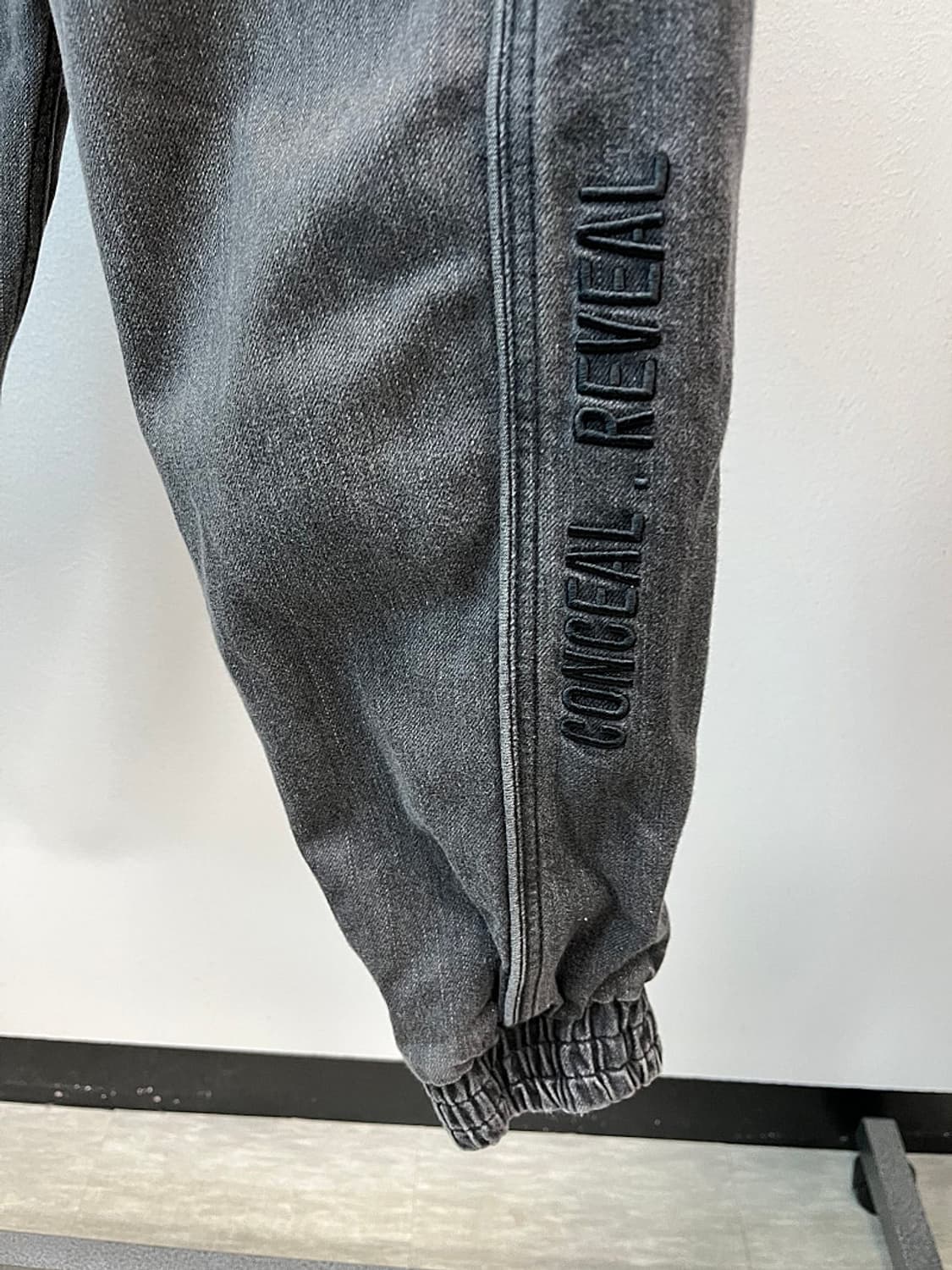 30-32) 준지 흑청 자수 조거팬츠  상품이미지4