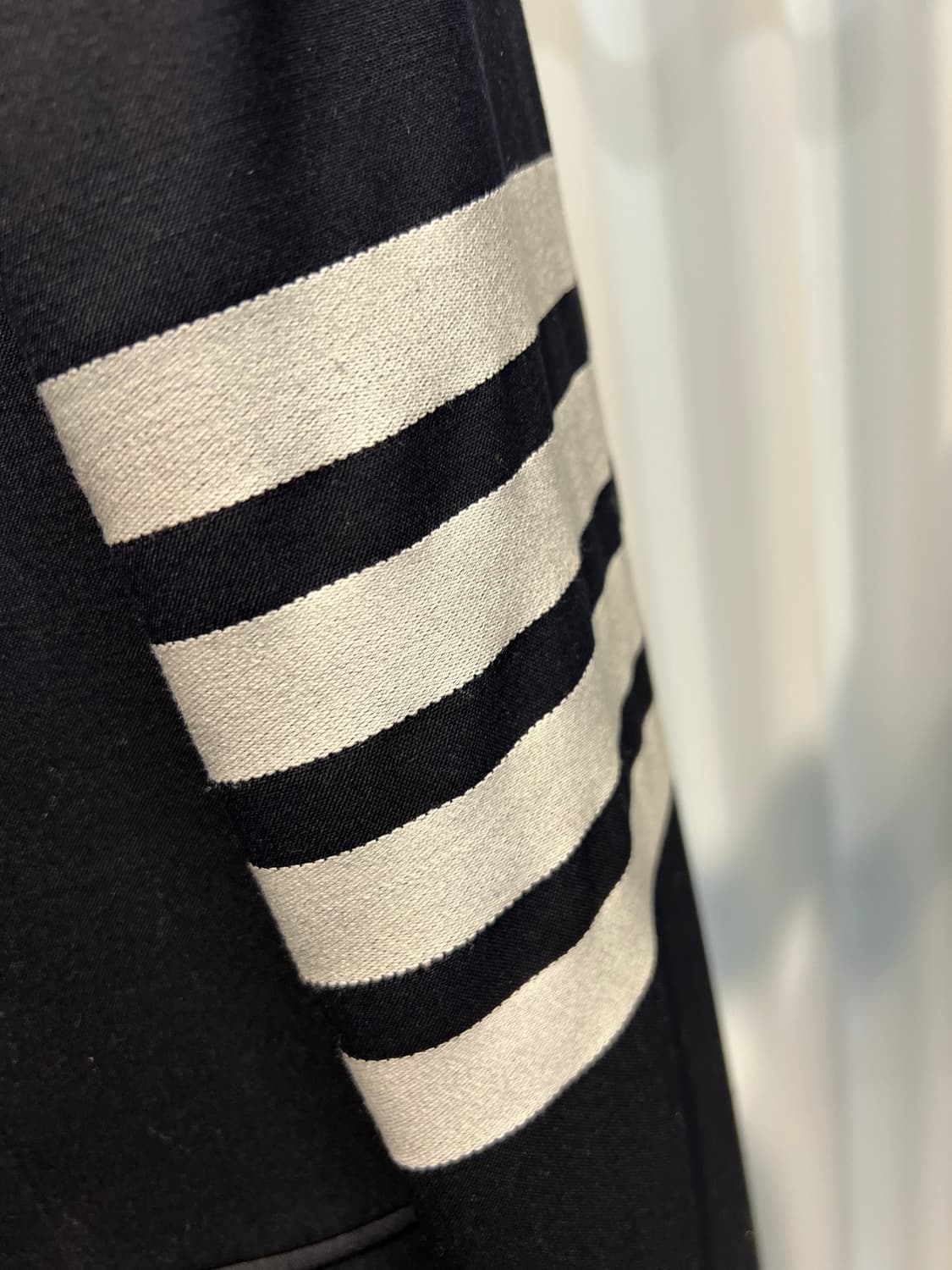 (3) 3회착용 톰브라운 사선 클래식 울 블레이져 자켓 네이비 금장 상품이미지4