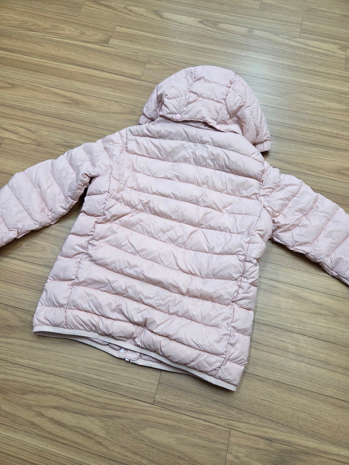 아이더 키즈 핑크색 경량 패딩 145사이즈입니다. 스타일 번호는 JUW이 상품이미지2