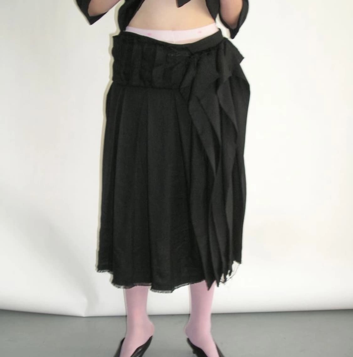 택포)에옹쓰 2025 Offbeat pleats skirt -black  상품이미지1