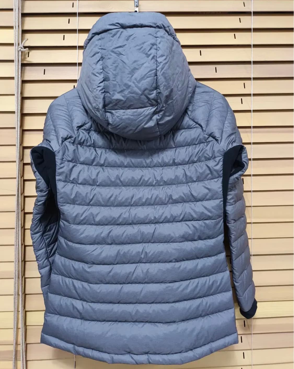 데상트 여성 그레이 경량구스다운점퍼 90사이즈 상품이미지3
