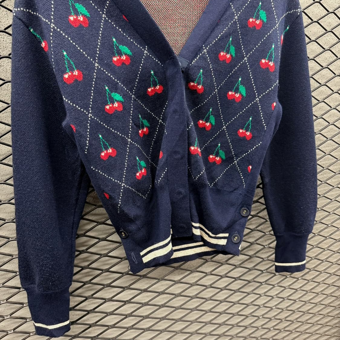 JPN VINTAGE V넥 니트 울가디건 체리 패턴 디테일 네이비 상품이미지5