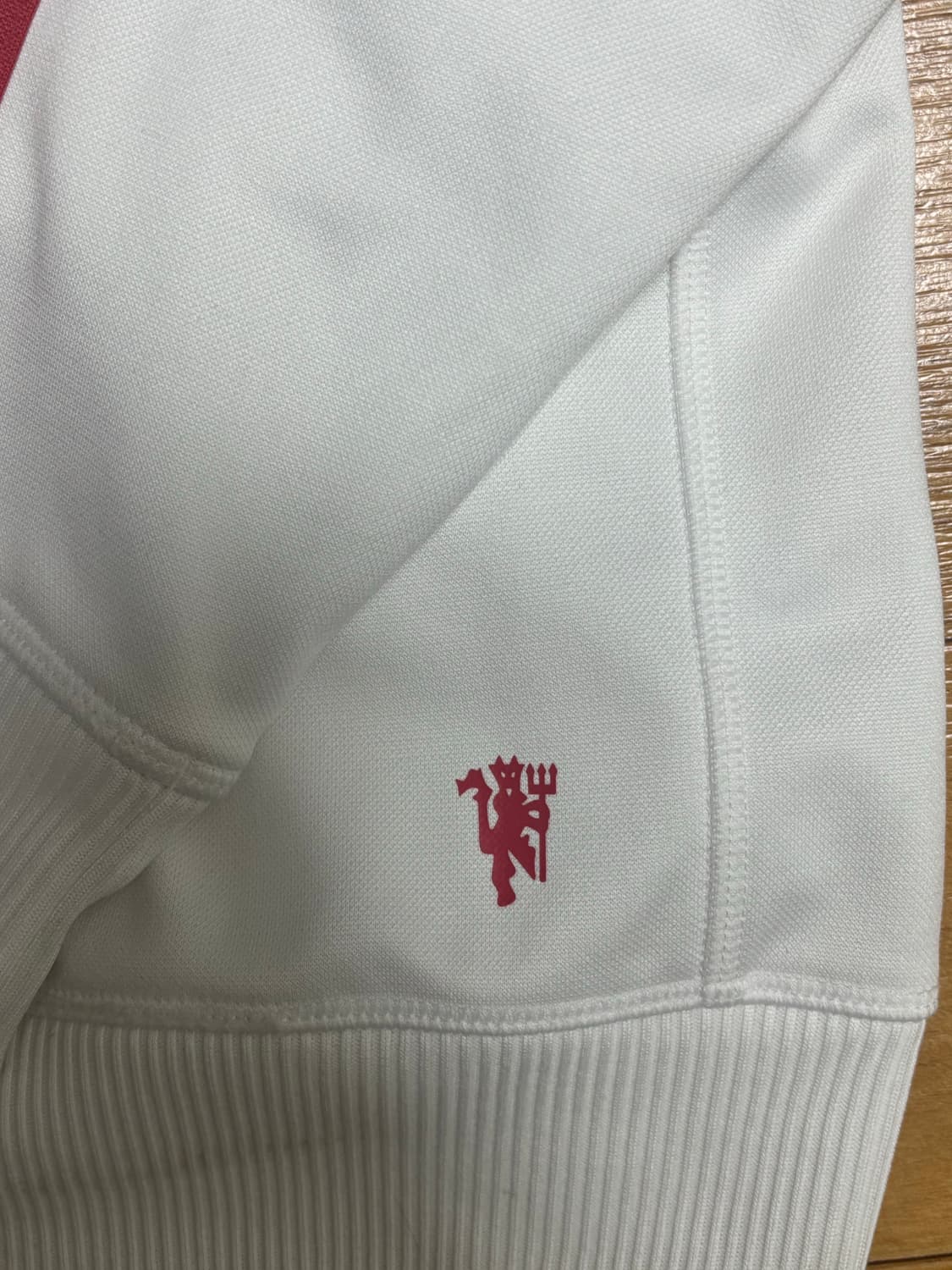 아디다스 맨유 흰빨 져지(대대장) 상품이미지3