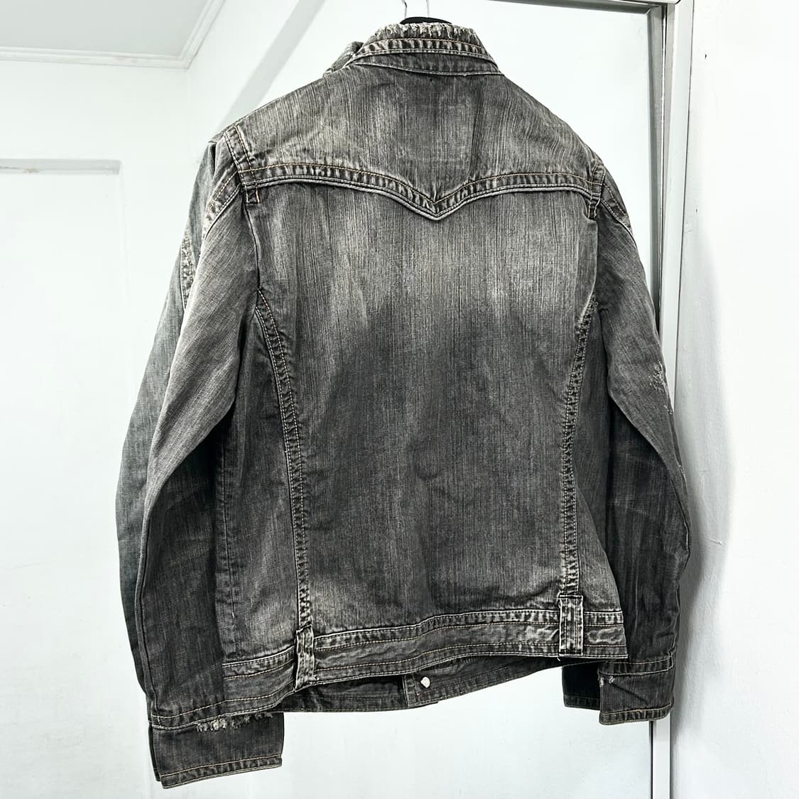 Shane Jeans 흑청 데미지 데님 자켓 상품이미지5