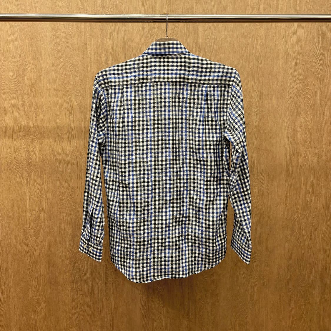 루이 버서스 긴팔 체크 셔츠 원 포켓 로고 자수 버튼 디테일 블루 네이비 상품이미지3